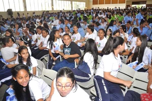 Parte de los adolescentes que estuvieron presente en el simposio